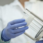 Investigadores combinan IA y biotecnología para crear enzima 450 veces más eficiente en reciclaje de poliuretano